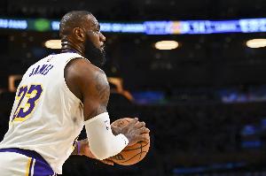 复出第二场表现一般！詹姆斯18中9拿到24分6板8助 正负值-17