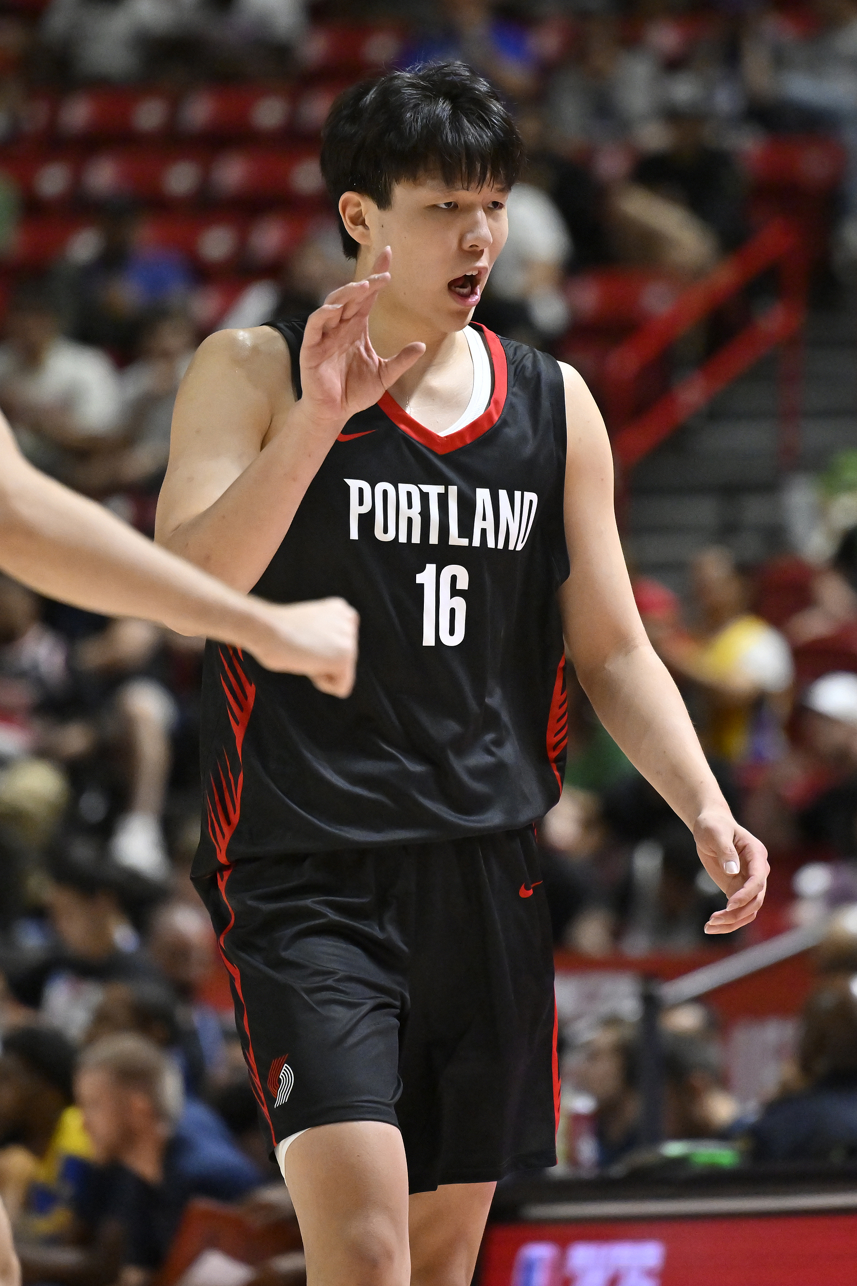 开云APP-开拓者队记：虽然效力时间不长，但杨瀚森受到当地球迷不可思议的崇敬