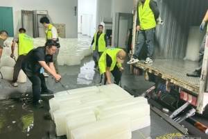 南京奥体中心铺设大量冰块，为今晚苏超焦点战现场降温