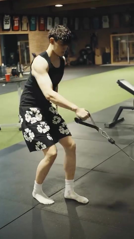 开云体育官网-在菲尼克斯进行恢复训练！曾凡博最新动态 期待他在篮网的表现！