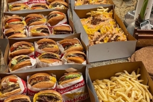 开云-放飞自我了？林书豪社媒晒出一大桌子高热量美食